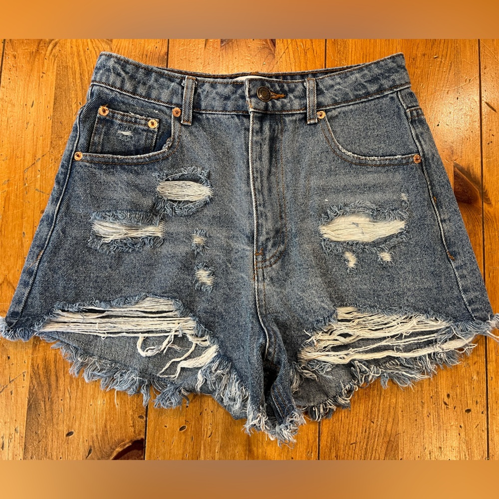 Women’s high waisted ripped jean shorts. Size small. Great condition!